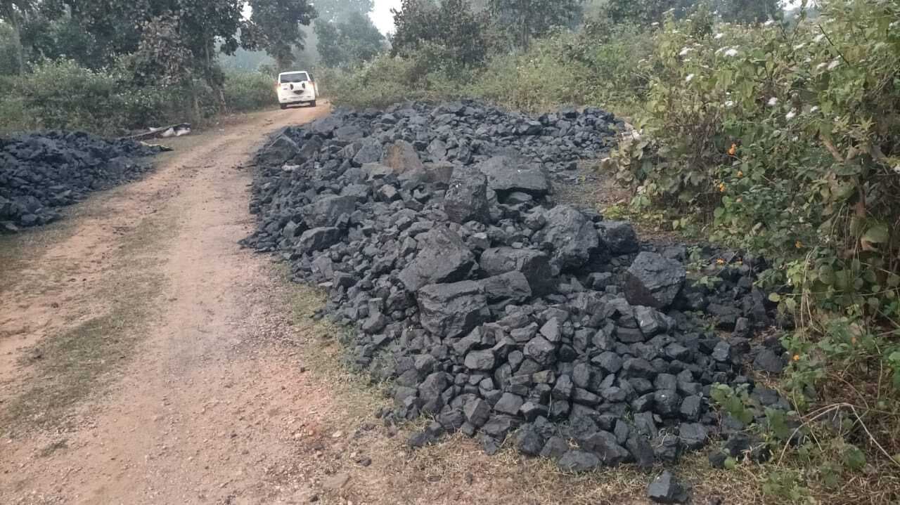 Bokaro News : एसपी ने पेंक नारायणपुर थाना क्षेत्र से 50 टन अवैध कोयला किया जब्त