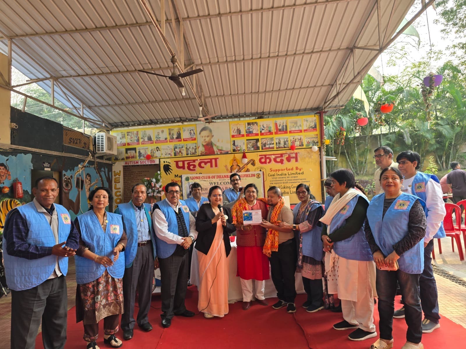 Dhanbad News:लायंस क्लब ने पहला कदम के बच्चों में बांटी सामग्री