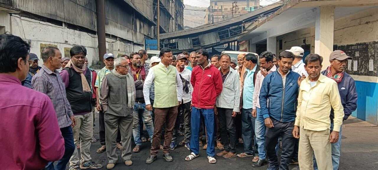 Bokaro News : कथारा वाशरी में ठेका सप्लाई मजदूरों ने किया प्रदर्शन