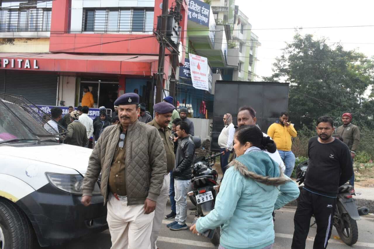 Dhanbad News : इलाज के दौरान गर्भवती की मौत के बाद साधना अस्पताल में परिजनों ने किया हंगामा