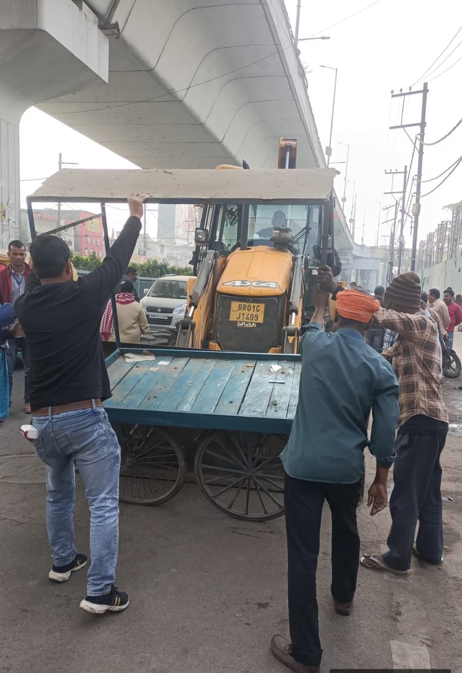 Patna News : अतिक्रमण हटाने के दौरान जेसीबी के आगे लेटा युवक,  हंगामा