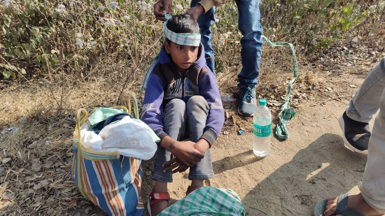 Accident : हाइवा की टक्कर से बस के उड़े परखच्चे, दर्जनों यात्री घायल