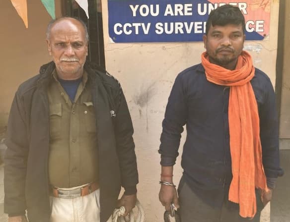 शराब बेचने में चाय दुकानदार गिरफ्तार