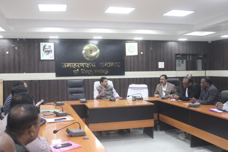 Jamshedpur News : उप स्वास्थ्य केंद्र में सीएचओ एवं एएनएम की उपस्थिति सुनिश्चित कराएं : डीसी