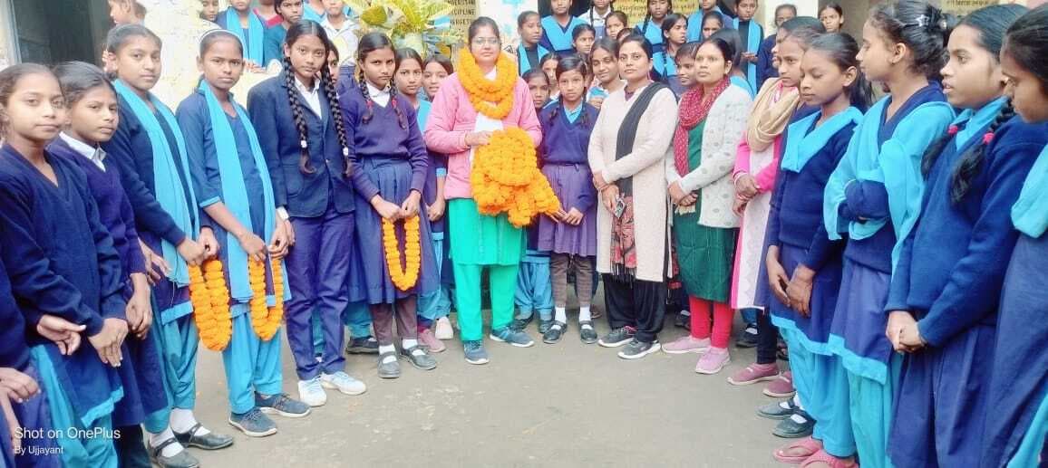 शिक्षिका को शिक्षक, छात्राओं ने दी विदाई