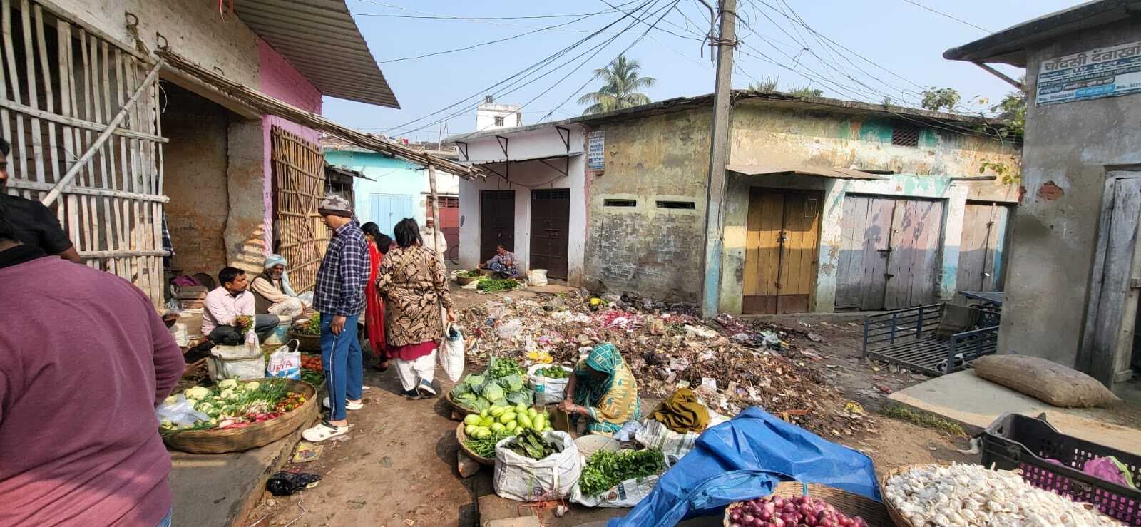 कचरे की ढेर पर हर दिन सजता है न्यू मार्केट का सब्जी मंडी, खरीदार को बीमारी की सता रही डर