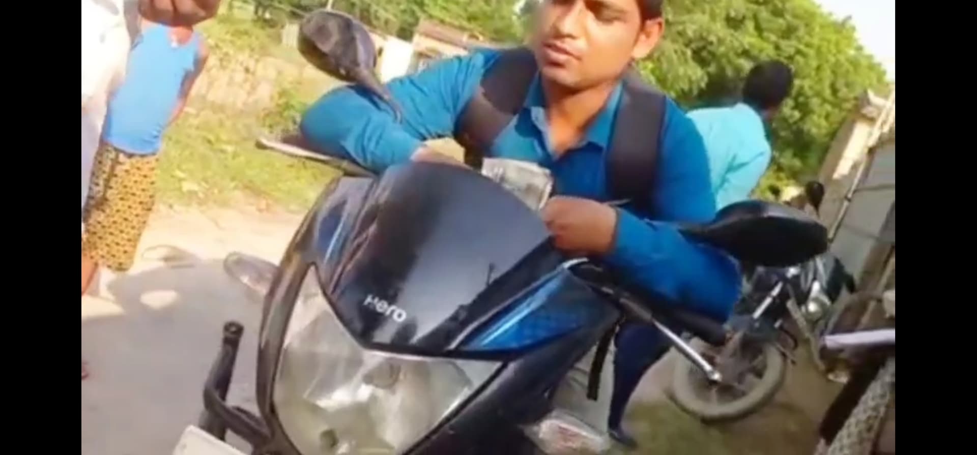 कहरा अंचल के एक राजस्व कर्मी का रिश्वत लेते वीडियो वायरल