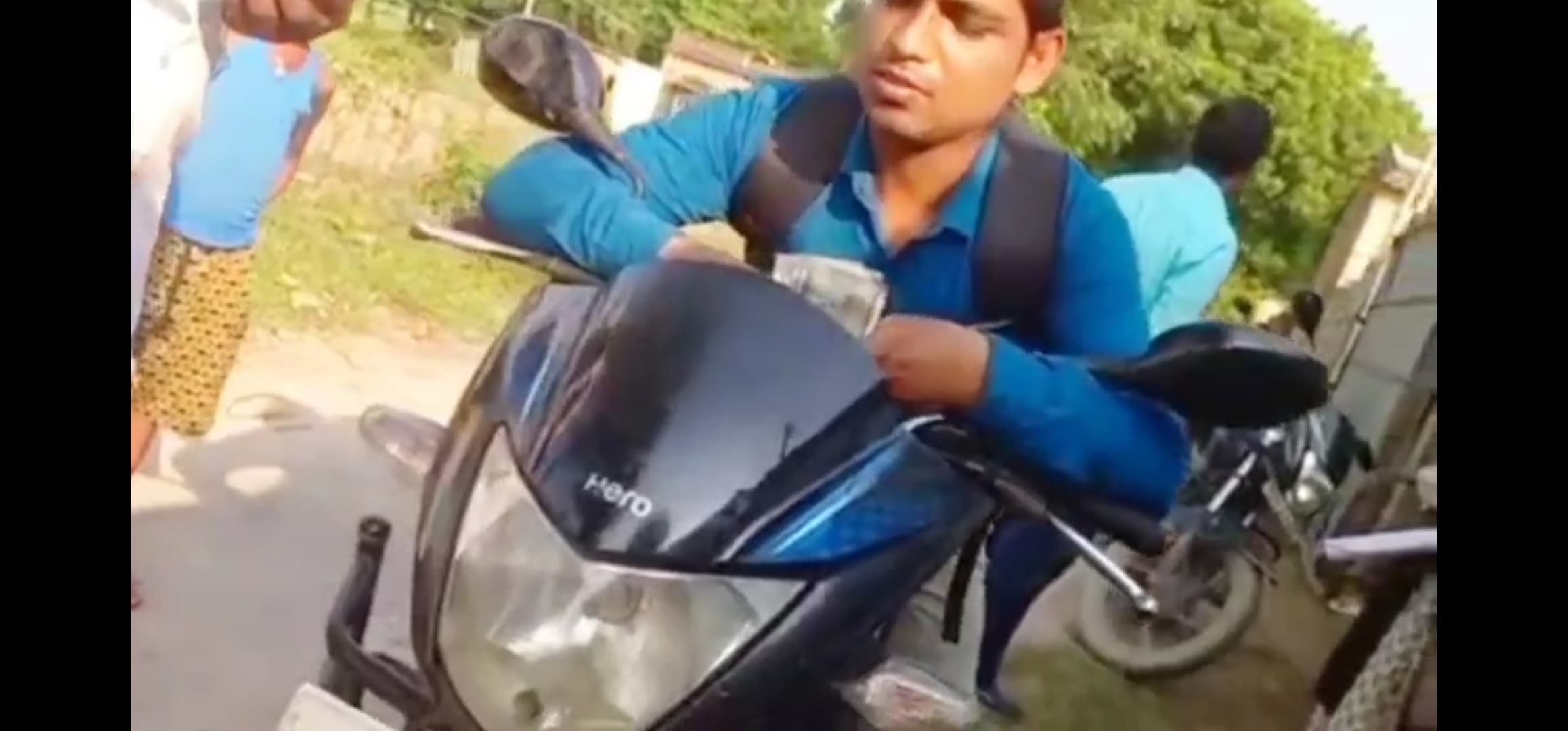 कहरा अंचल के एक राजस्व कर्मी का रिश्वत लेते वीडियो वायरल