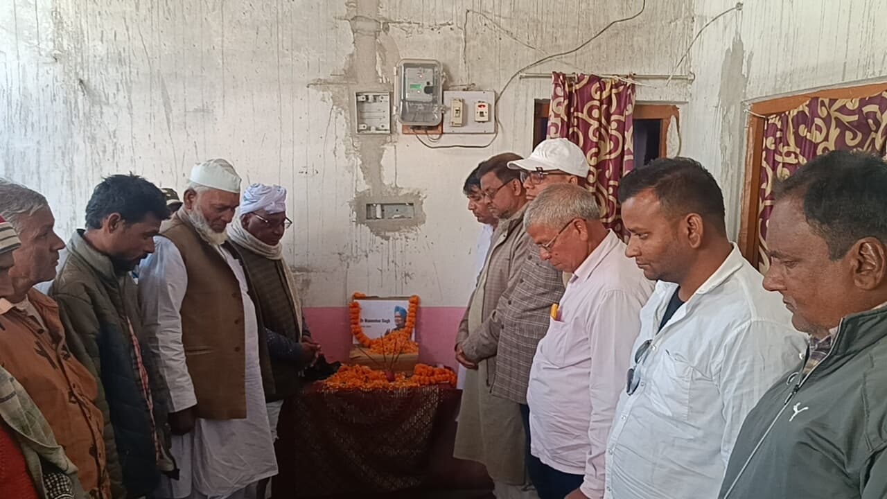 पूर्व पीएम के निधन पर कांग्रेस कार्यकर्ताओं ने दी श्रद्धांजलि