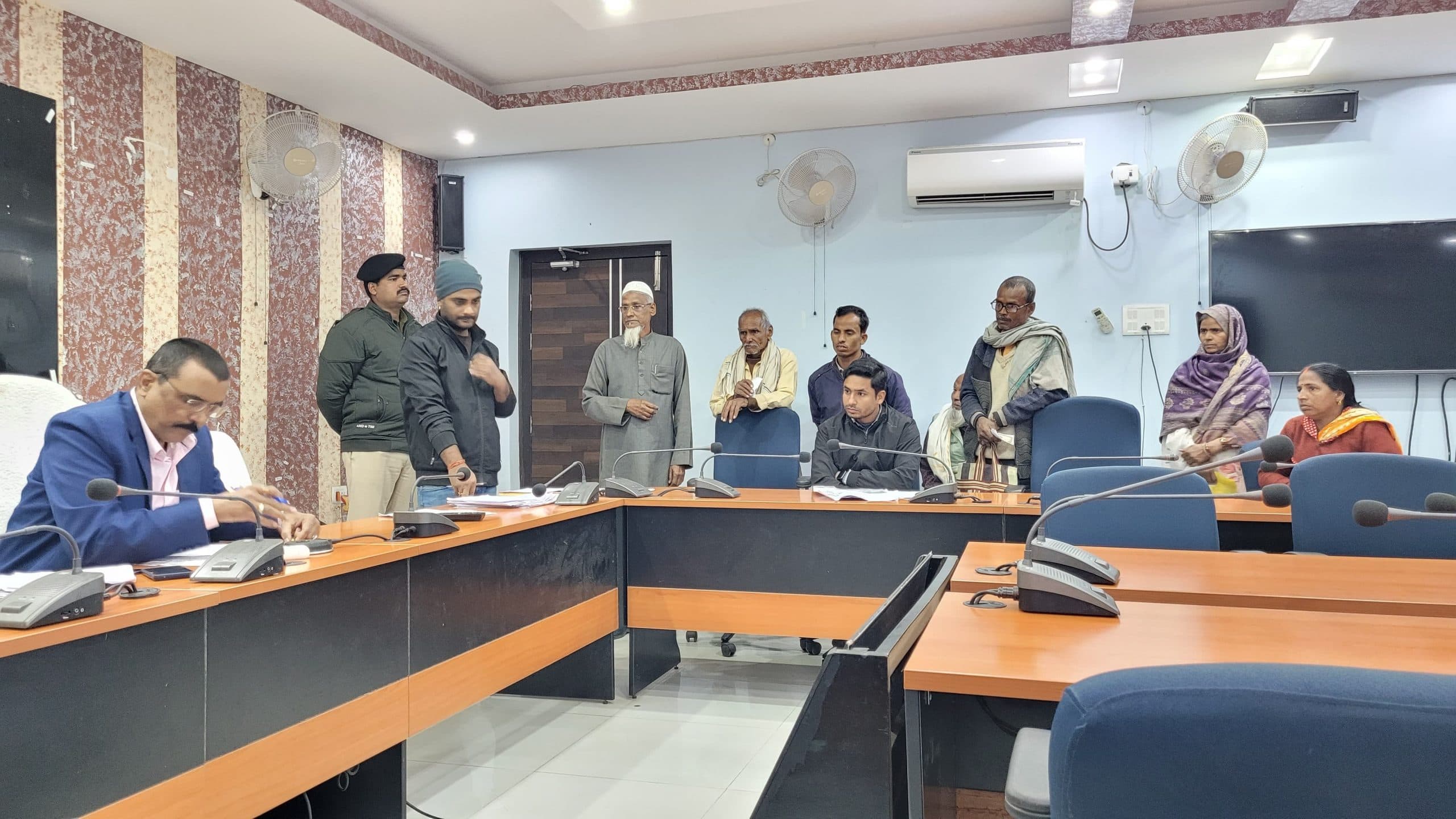 जनता दरबार में 25 लोगों की समस्याओं को सुने प्रभारी डीएम