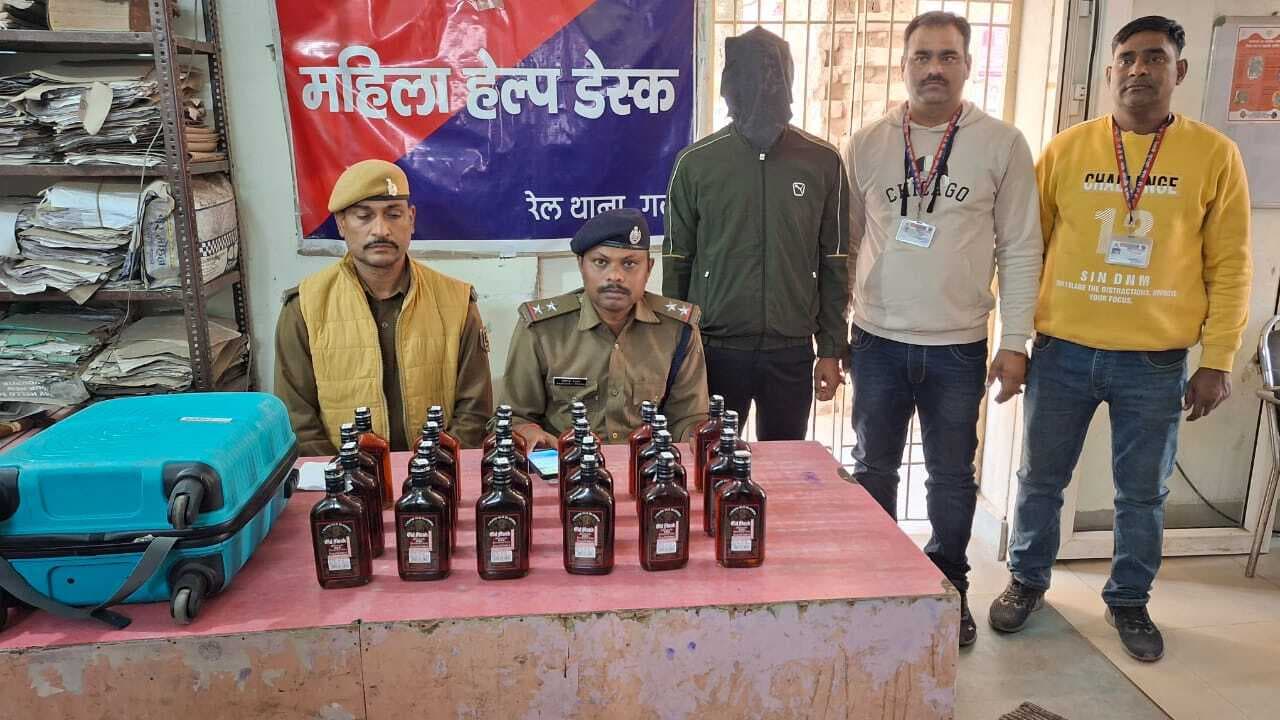 Gaya News : 24 बोतल विदेशी शराब के साथ भागलपुर का युवक गिरफ्तार