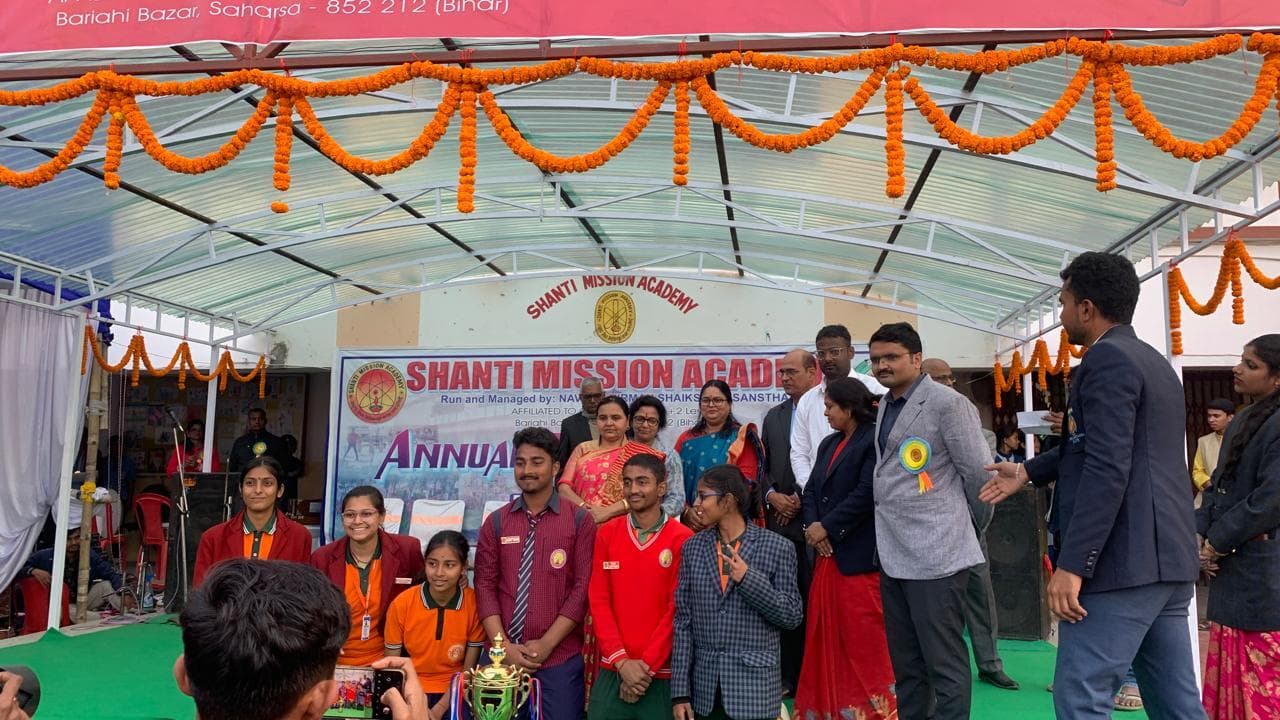 सफल बच्चों के बीच मेडल व पारितोषिक किया गया वितरण