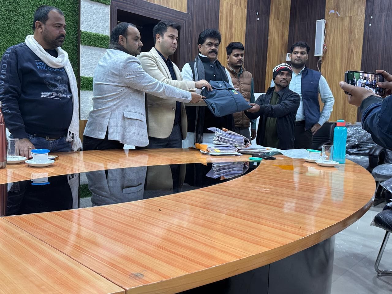 Gaya News : नगर निगम की ओर से सफाईकर्मियों को दिये गये कपड़े