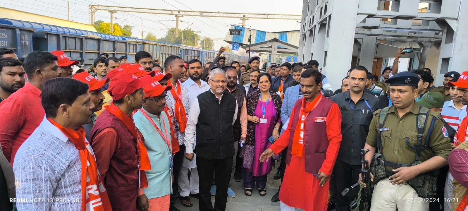 रेलवे समपार फाटक की मांग को लेकर जीएम को सौंपा ज्ञापन