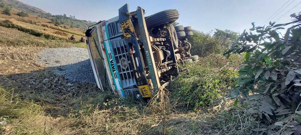 Accident : गिट्टी लदा हाइवा पलटा, चालक व खलासी घायल