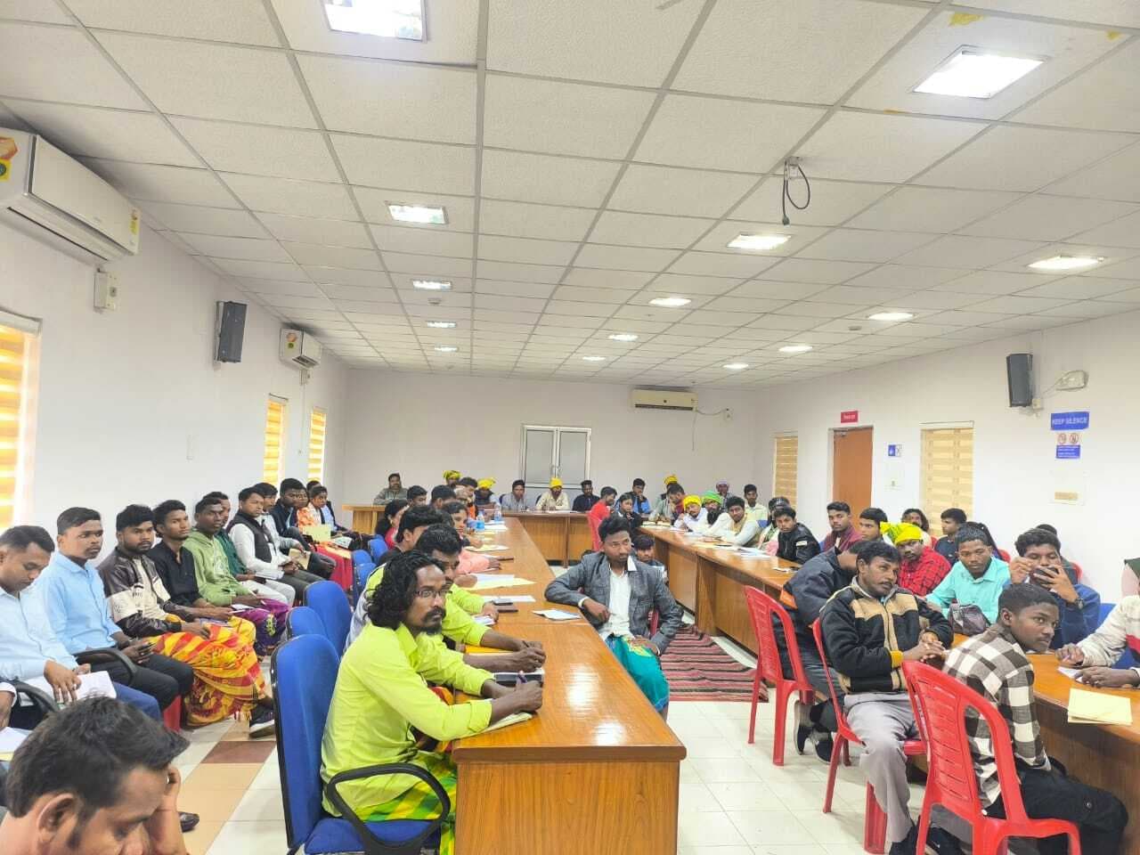 Jamshedpur News : युवाओं को दी गयी पंचायती राज व्यवस्था व संवैधानिक अधिकारों की जानकारी