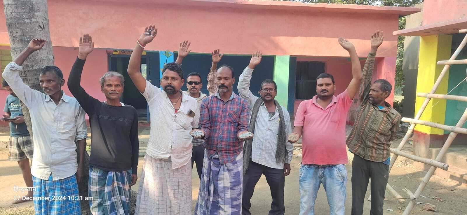 निर्माण कार्य में अनियमितता, किया प्रदर्शन