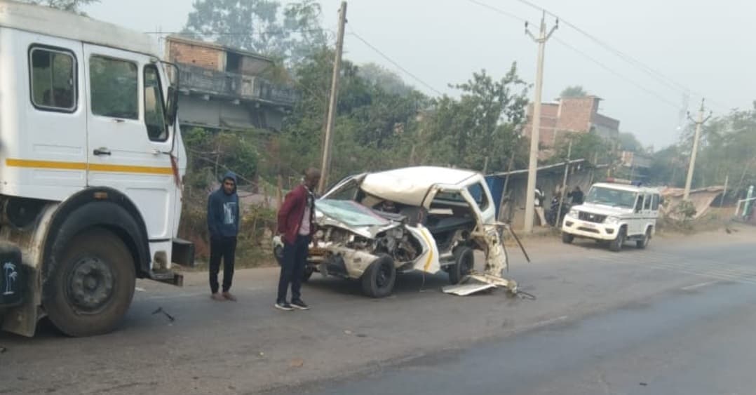 Gaya News : डेड बॉडी लेकर जा रही एंबुलेंस दुर्घटनाग्रस्त, एक घायल