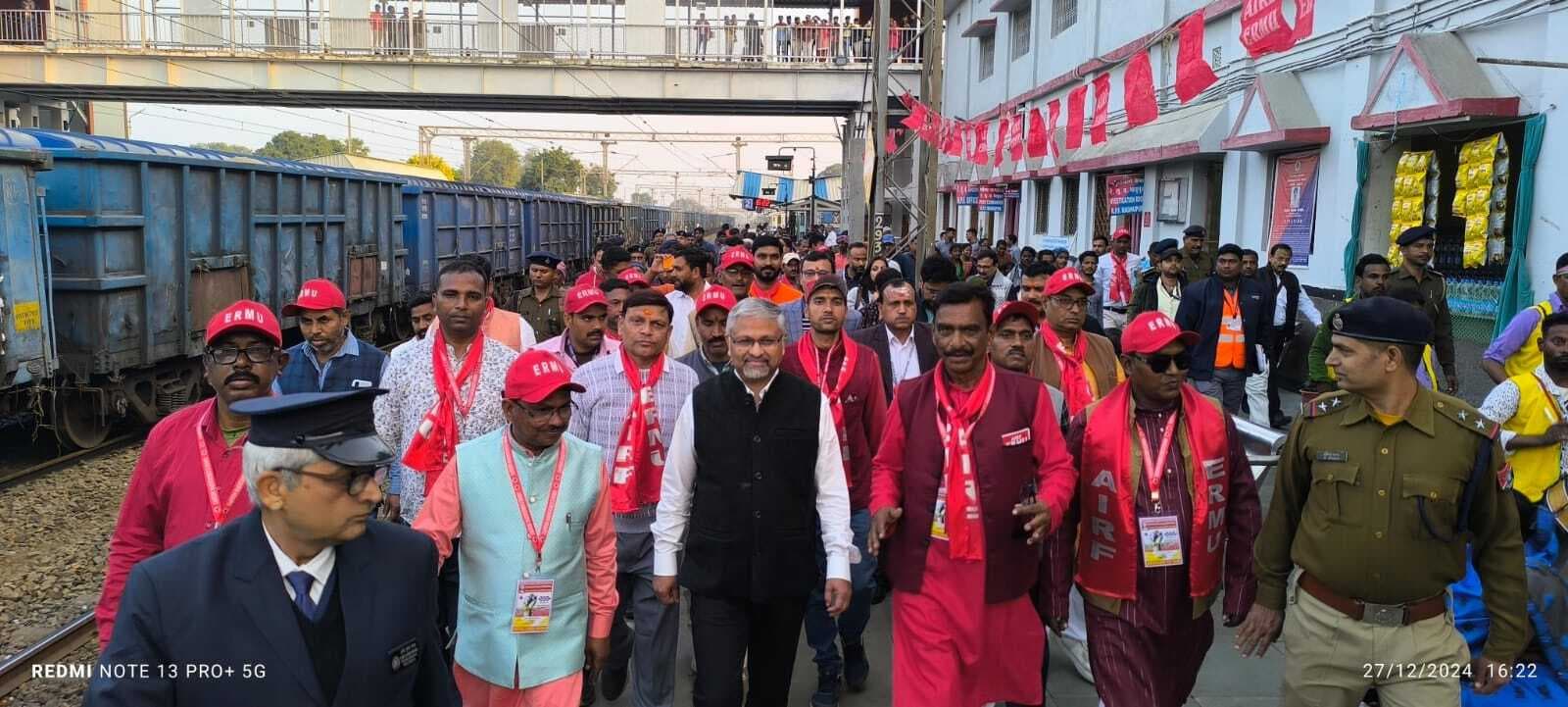 रेल कर्मचारी व अधिकारी सुरक्षा के प्रति रहे सजग: जीएम