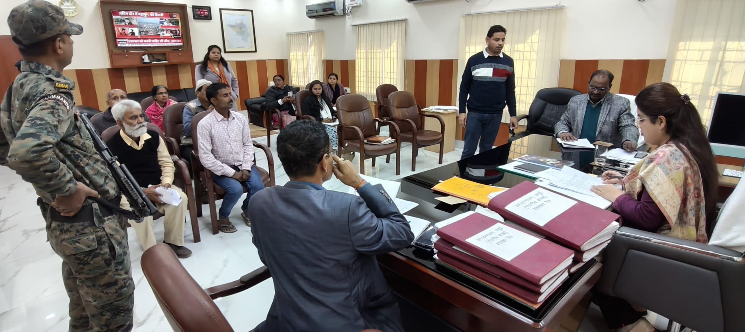 डीएम ने लगाया साप्ताहिक जनता दरबार, सुनी लोगों की फरियाद