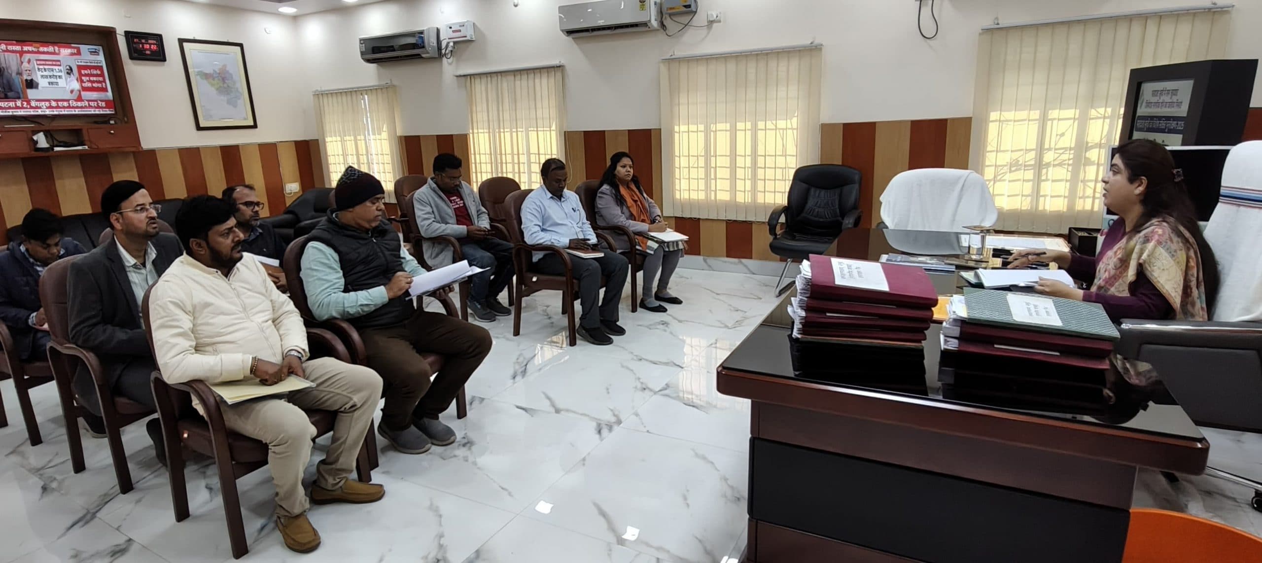 चेक डैम बनाकर सिंचाई सुविधाओं को सुदृढ़ करें- डीएम