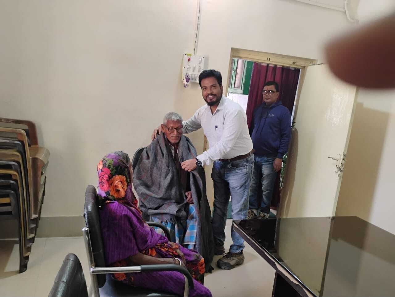 बीडीओ ने जरूरतमंदों के बीच बांटा कंबल