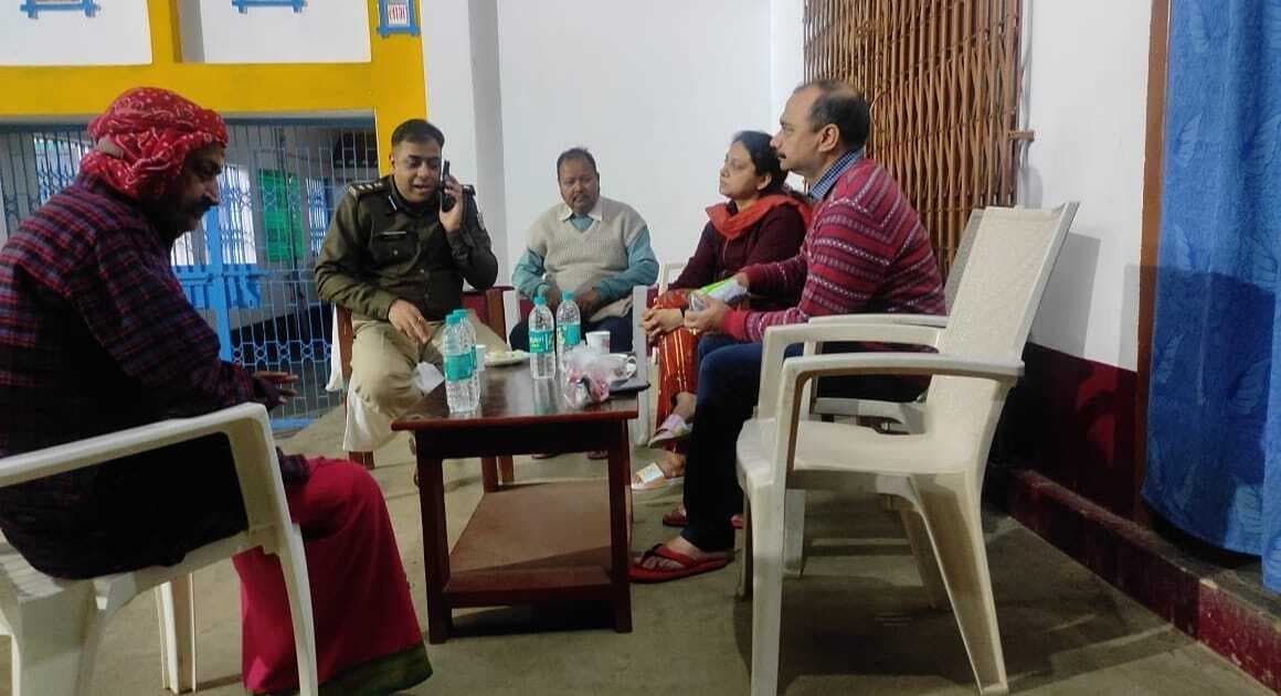 तेलडीहा दुर्गा मंदिर पहुंचे डीआईजी, पूजा-अर्चना कर विशेषता से हुए रूबरू