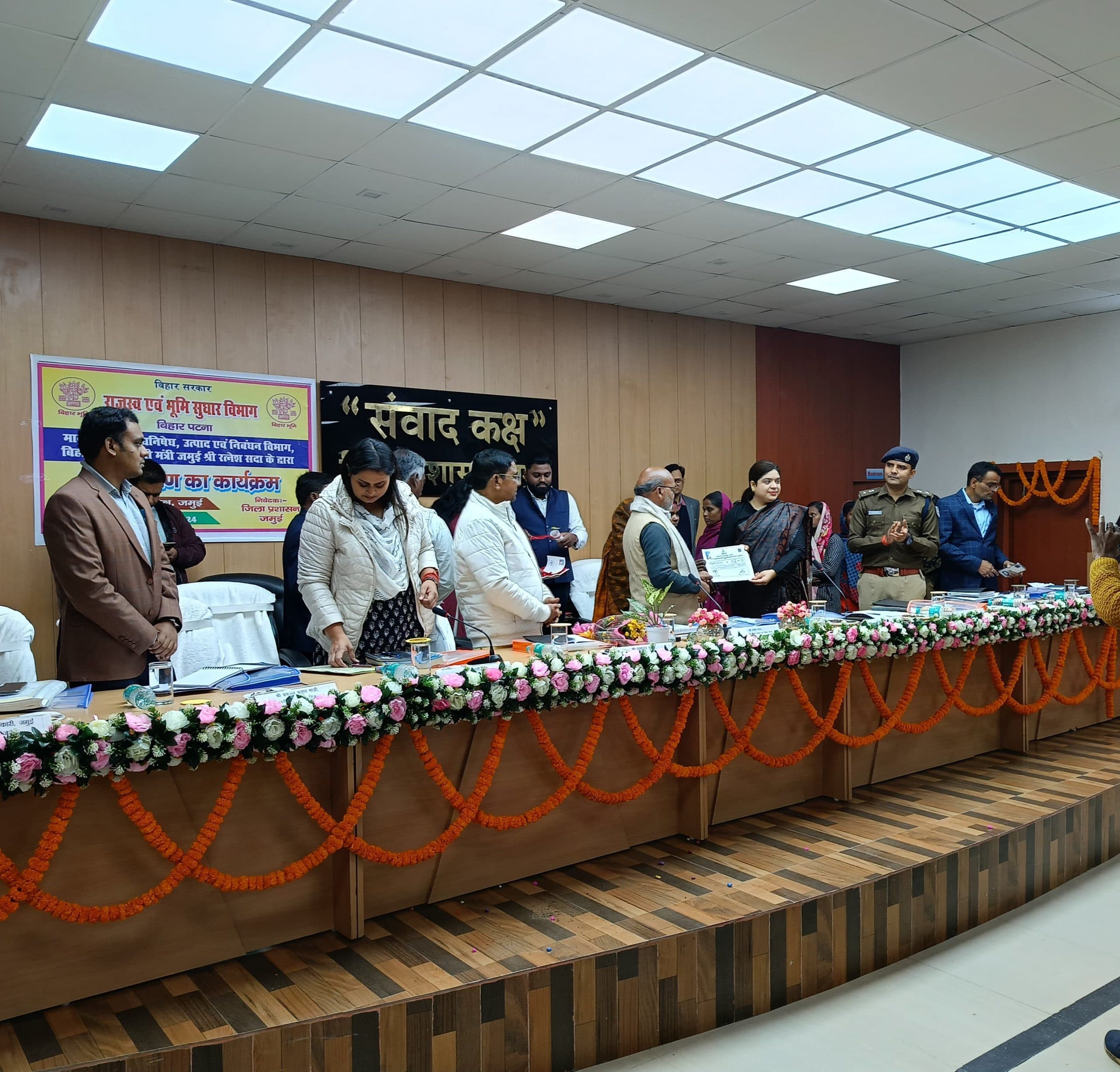 अभियान बसेरा 2 के तहत लाभुकों को दिया गया बासगीत का पर्चा