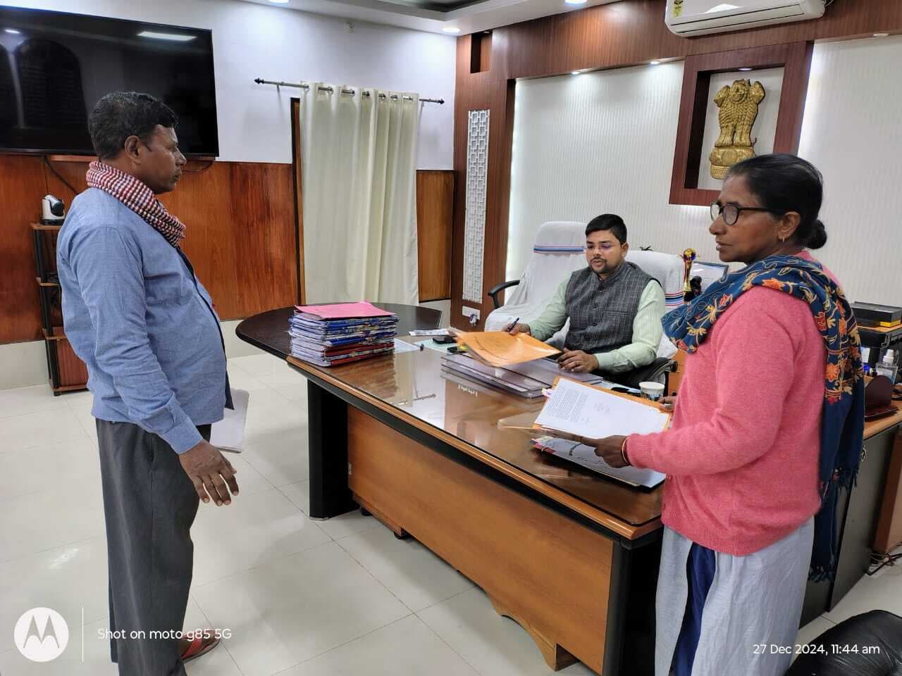 डीएम के दरबार में दो उपभोक्ताओं को बिजली बिल में मिली राहत