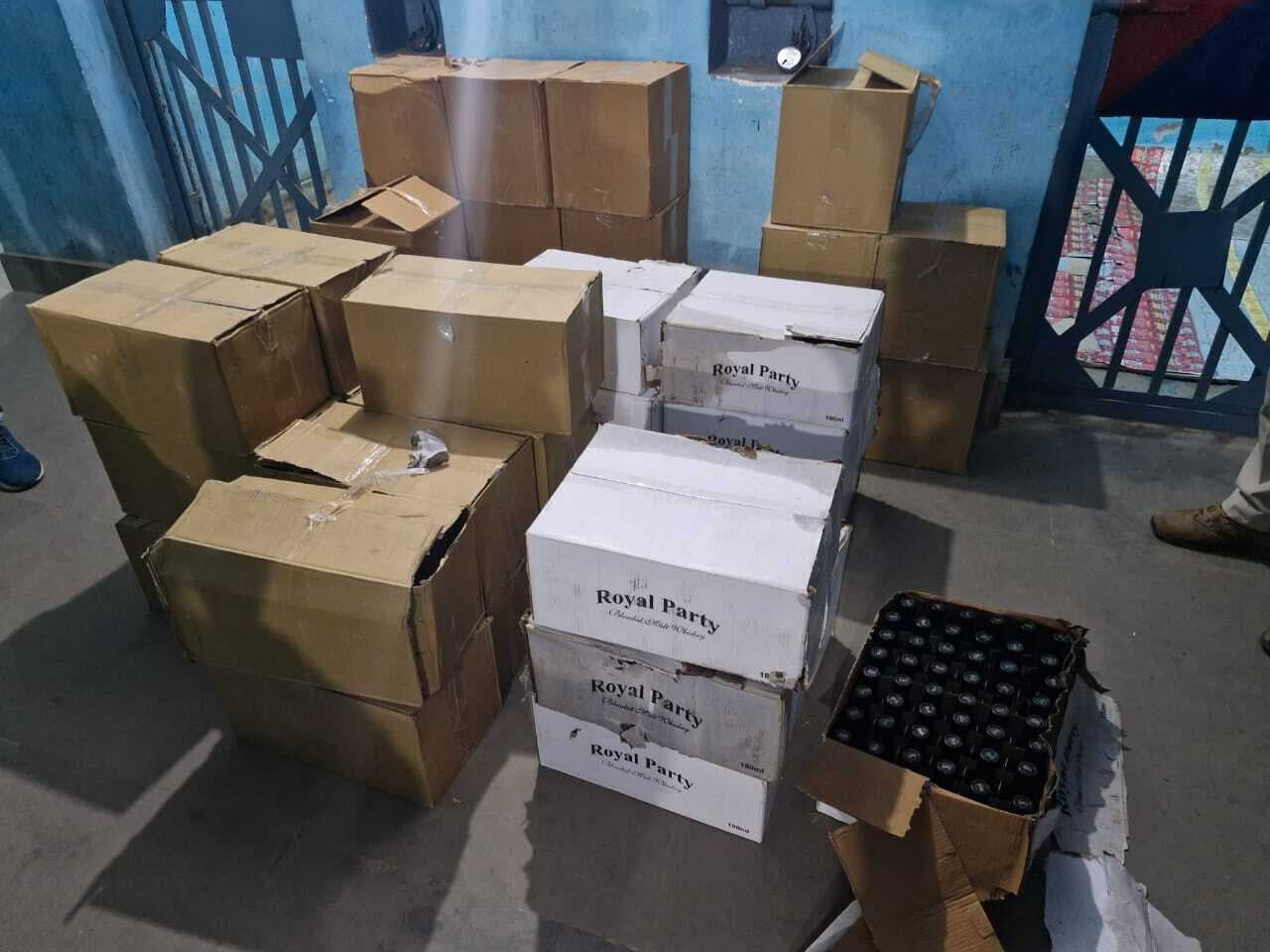 जुगाड़ गाड़ी में तहखाना बनाकर ले जा रहे 950 बोतल शराब जब्त