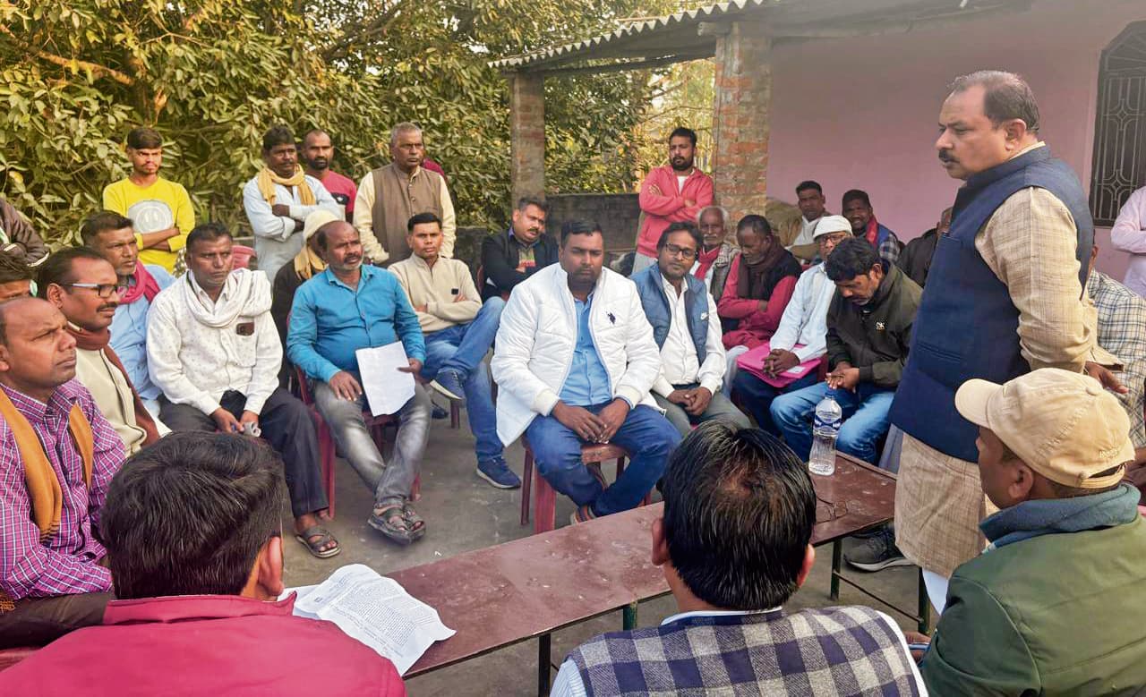 जीरादेई विधायक के जनसंवाद में बिजली अधिकारियों ने सुनी उपभोक्ताओं की शिकायतें