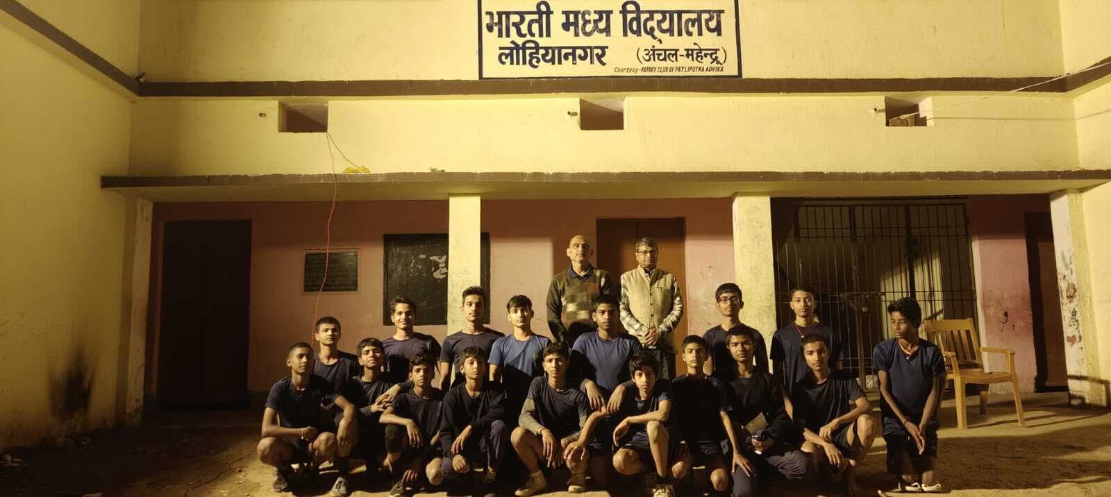 भारती मध्य विद्यालय लोहियानगर में कबड्डी मैच में बालक वर्ग में आठवीं कक्षा के स्टूडेंट्स बने विजेता