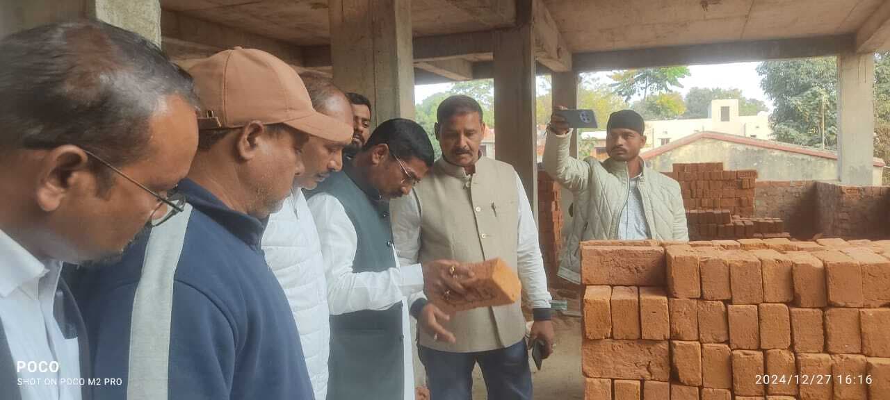 ग्रामीणों ने आवास निर्माण कार्य को रोका, पहुंचे विधायक