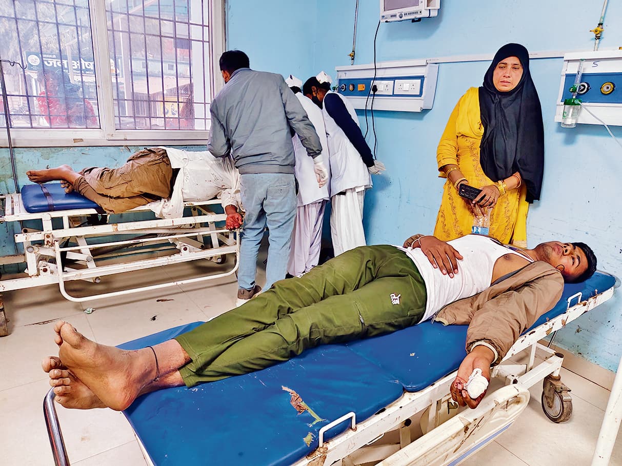 बच्चों के बीच हुए झगड़े में चाचा भतीजा समेत तीन की पिटाई