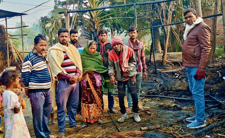 Chhapra News : बिशनपुर में फुशनुमा घर में लगी आग, दो मवेशियों समेत घरेलू सामान जलकर राख