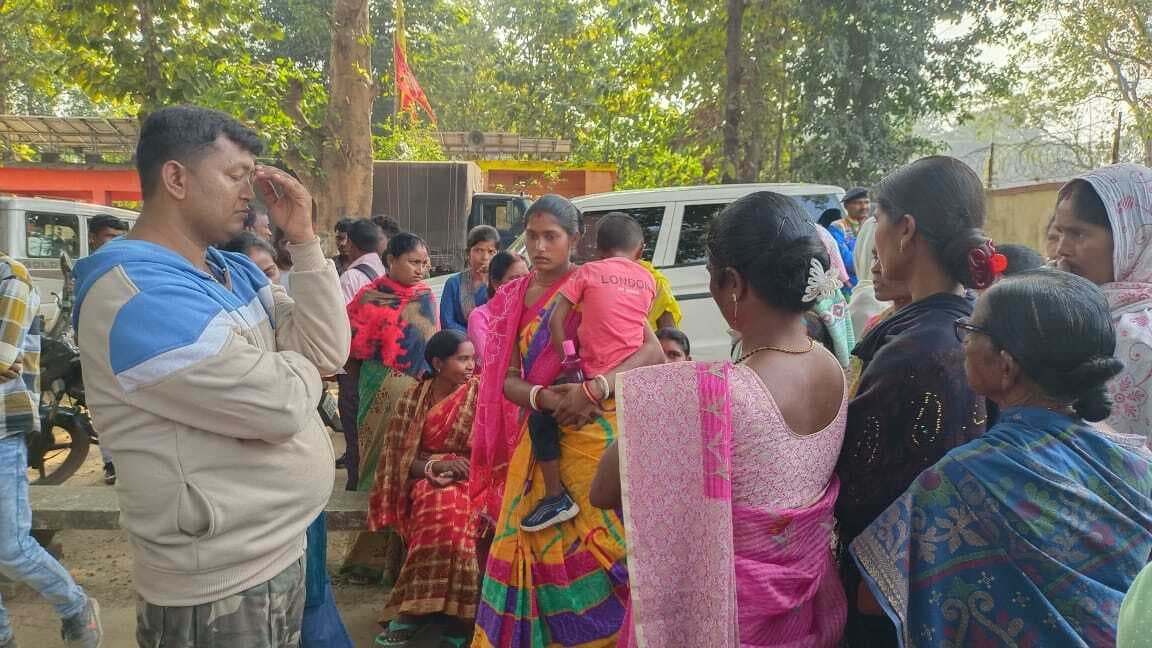 Chaibasa News : हत्यारोपियों की गिरफ्तारी की मांग पर ग्रामीणों ने थाना घेरा