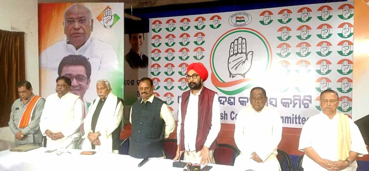 Bhubaneswar News: प्रदेश कांग्रेस कमेटी ने डॉ मनमोहन सिंह को दी श्रद्धांजलि, विनम्र, सज्जन और दूरदर्शी राजनीतिज्ञ बताया