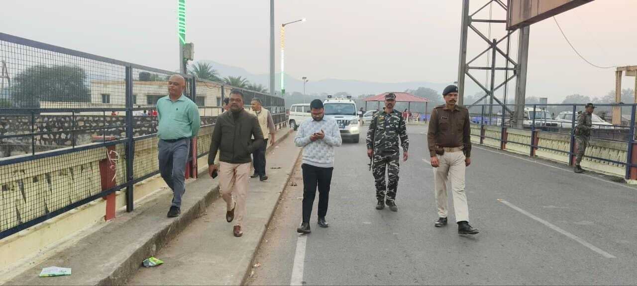 East Singhbhum : गालूडीह बराज पुल के दोनों तरफ लगेगा बैरियर, भारी वाहन नहीं हो सकेंगे पार