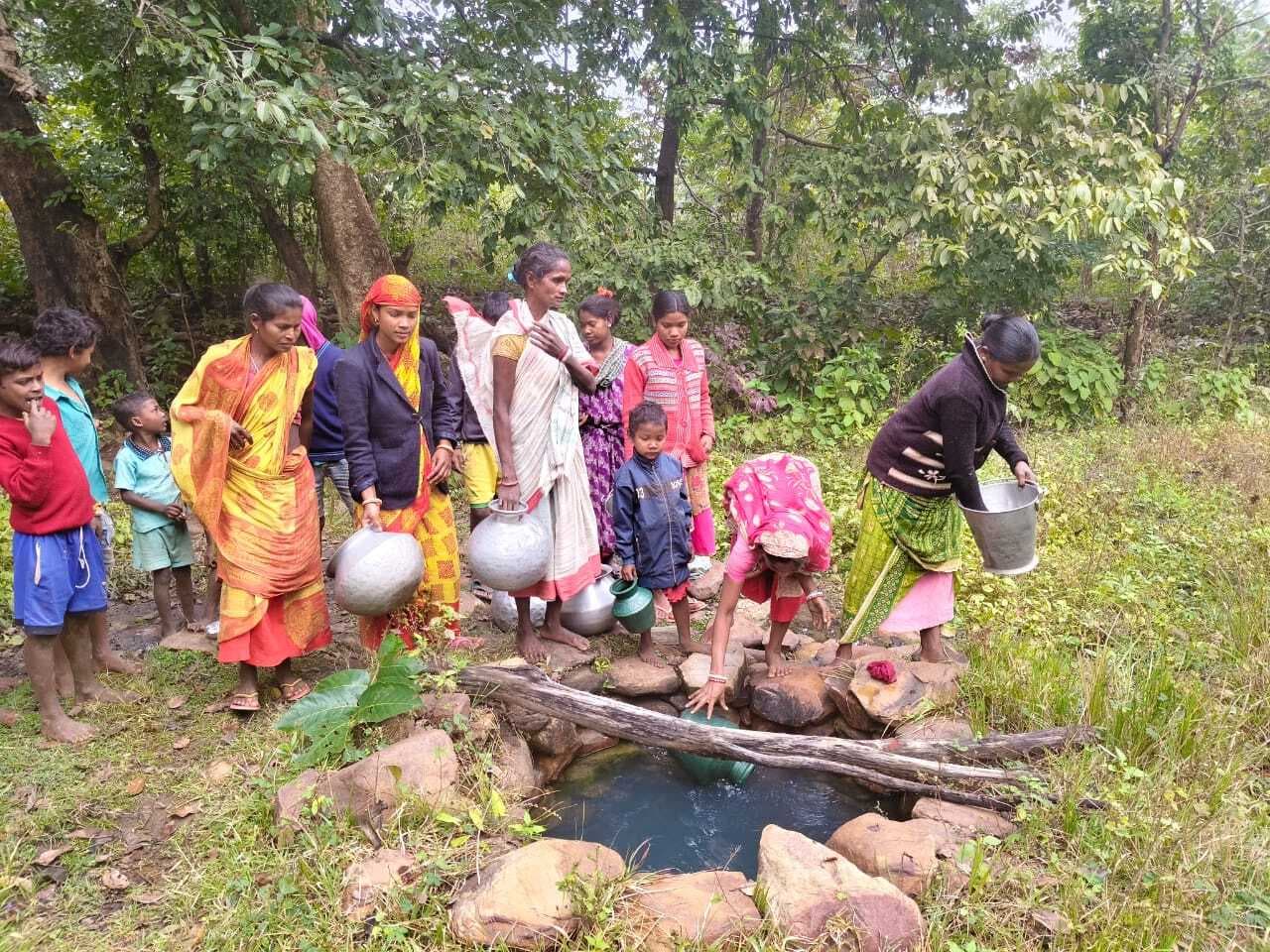 East Singhbhum : गुड़ाबांदा : पानी, बिजली, सड़क और शिक्षा के अधिकार के लिए तरस रहे पहाड़ पर बसे राजाबासा के लोग
