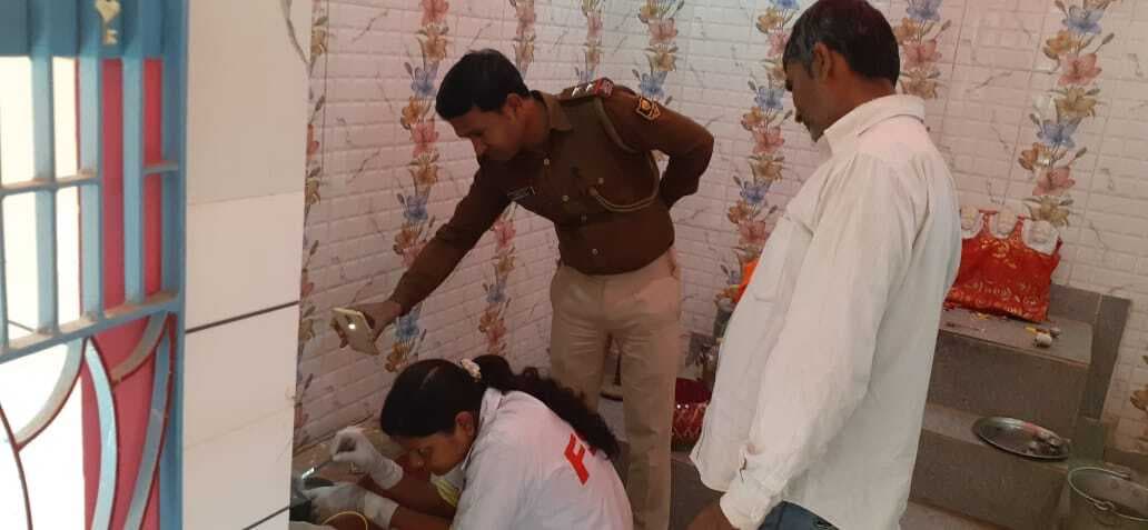 Darbhanga News : एक ही रात दो मंदिरों में ताला तोड़कर लाखों के आभूषण व नकदी ले उड़े चोर