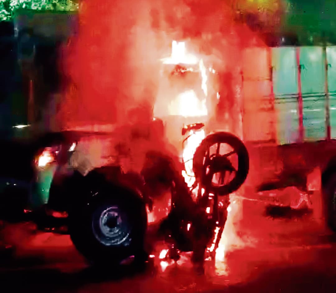 रायरंगपुर में पिकअप और बाइक की सीधी भिड़ंत, दो युवकों की घटनास्थल पर ही मौत