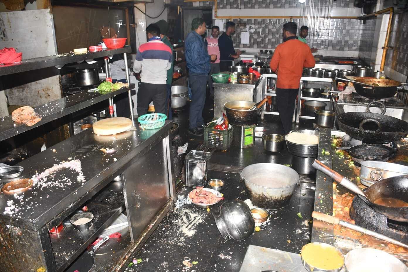 Bokaro News : होटल वेस्टर्न में तोड़फोड़ व कर्मचारियों से मारपीट