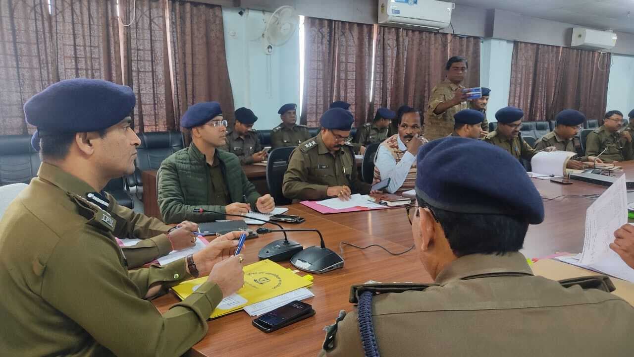 Dhanbad News : डीआइजी ने धनबाद के पुलिस अधिकारियों के साथ की समीक्षा बैठक, कहा- गंभीर अपराध पर करें त्वरित कार्रवाई Dhanbad News : डीआइजी ने धनबाद के पुलिस अधिकारियों के साथ की समीक्षा बैठक, कहा- गंभीर अपराध पर करें त्वरित कार्रवाई