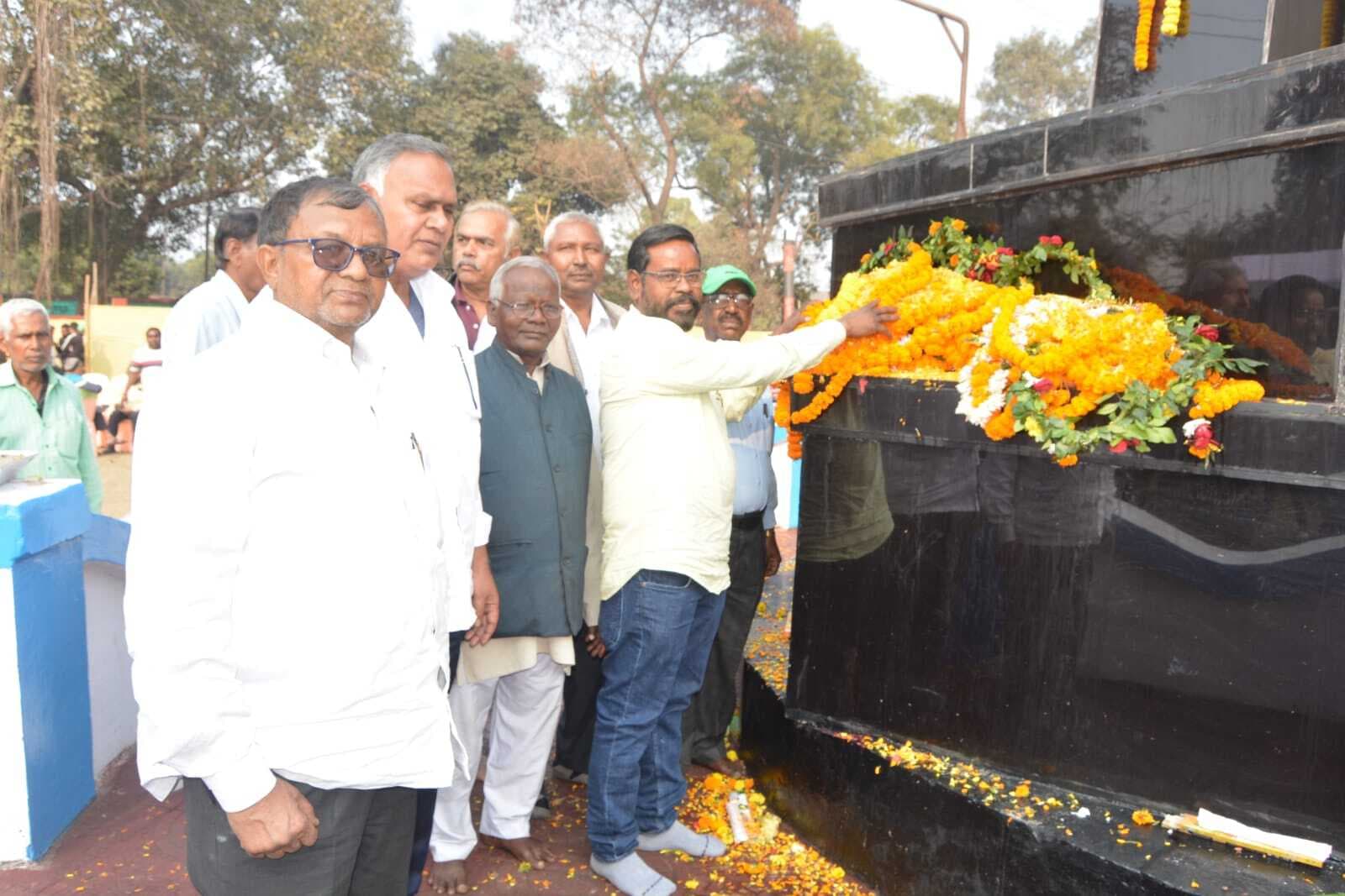 Dhanbad News :जल समाधि लिए 375 खनिकों को नम आंखों से दी गयी श्रद्धांजलि