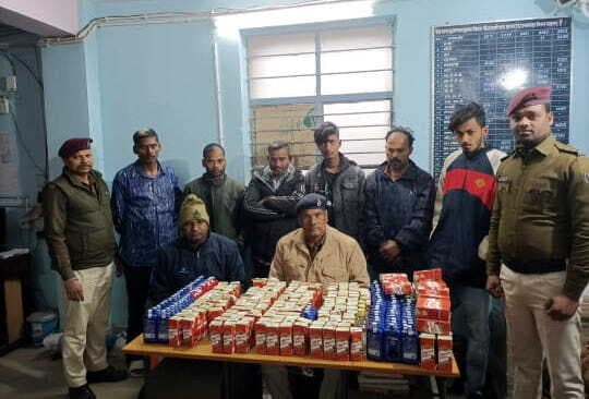गोंदिया ट्रेन में जैकेट में छिपायी थी शराब, छह गिरफ्तार