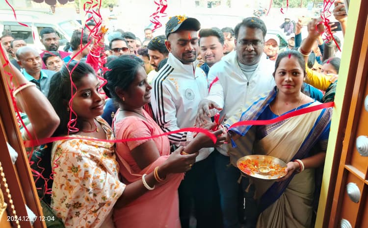 Dhanbad News :  जन्मदिन पर डुमरी विधायक जयराम महतो ने किया रक्तदान