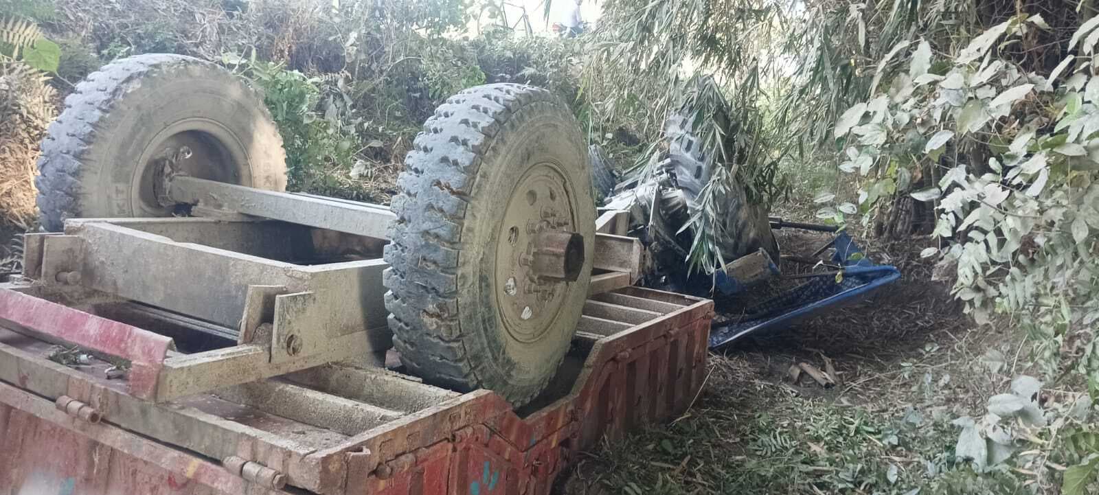 ब्रेक फेल होने पर गड्ढे में गिरा ट्रैक्टर, चालक भर्ती