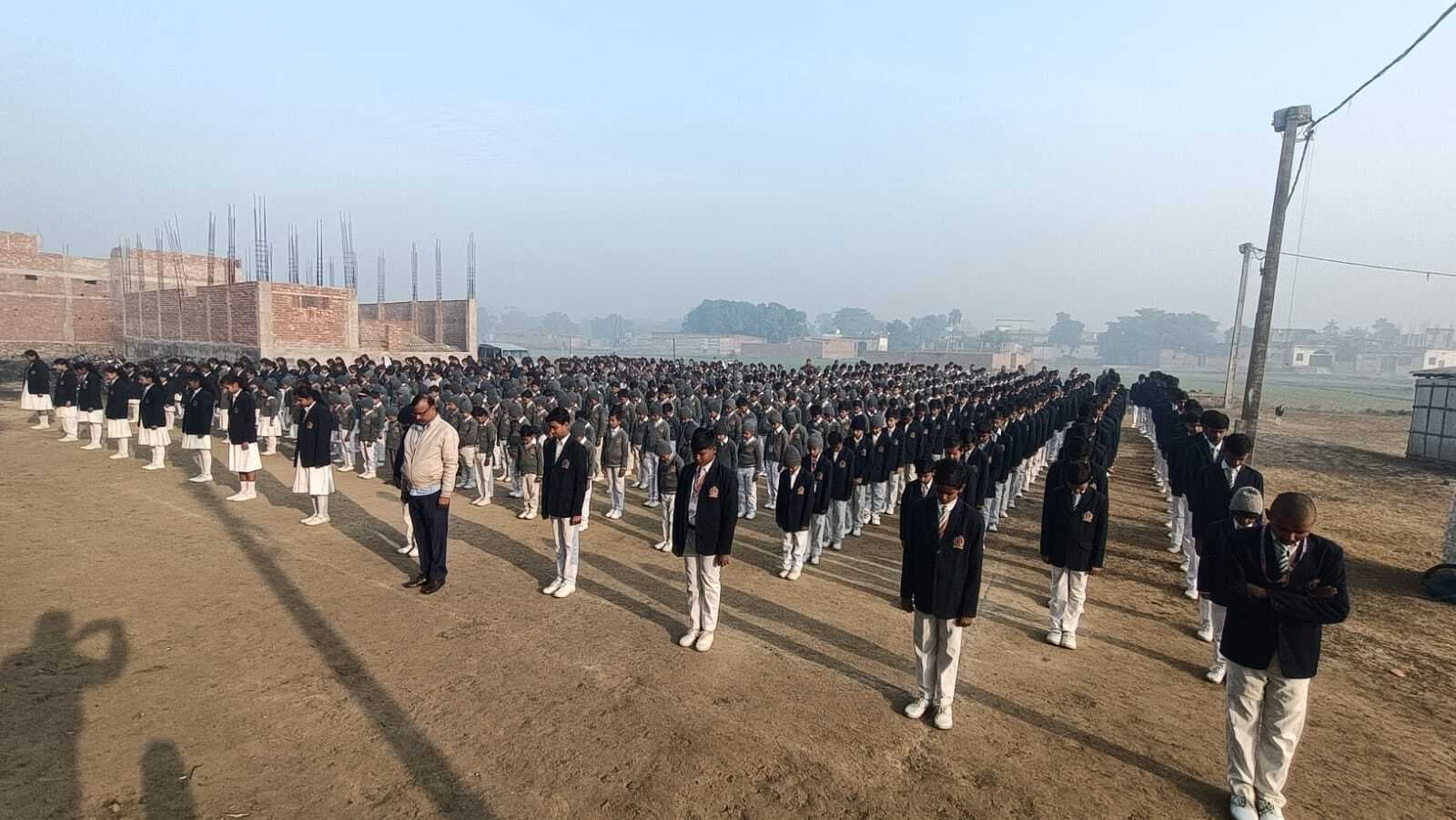 बच्चों ने पूर्व प्रधानमंत्री को दी श्रद्धांजलि