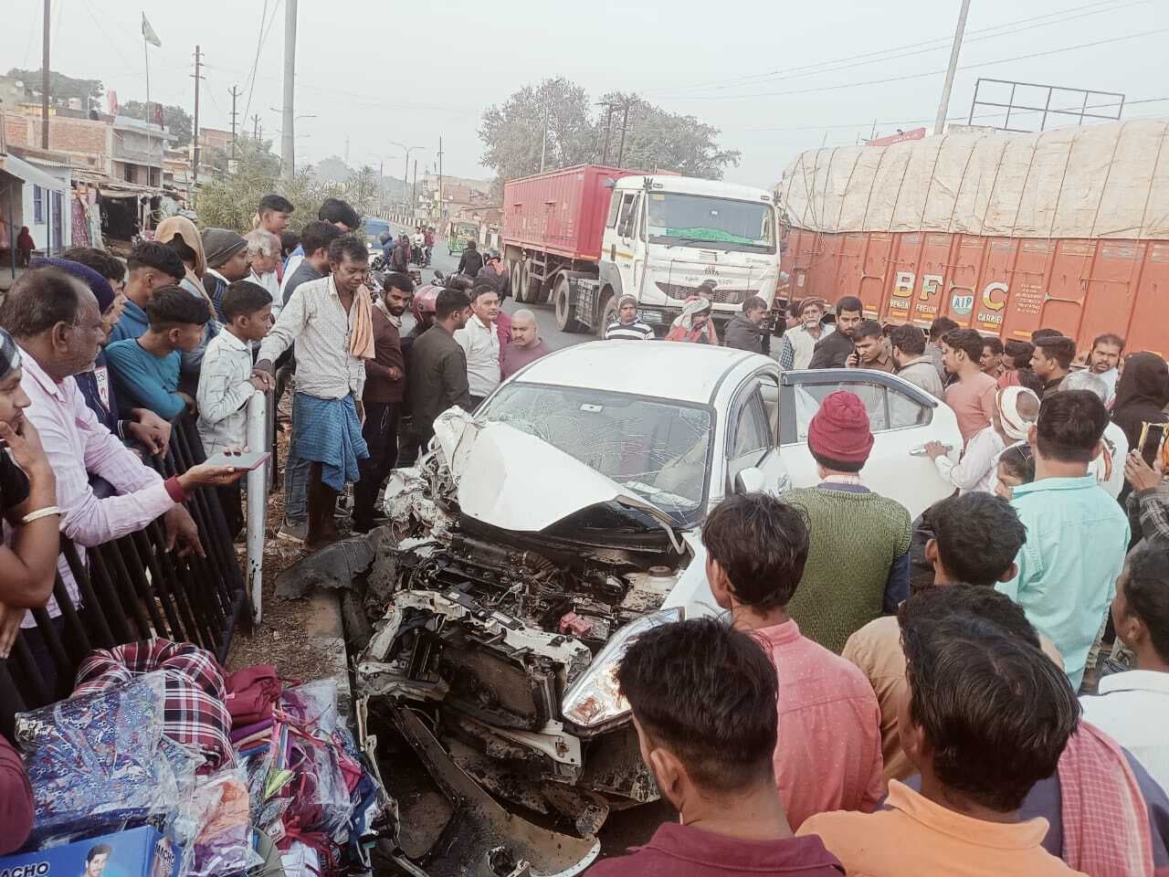 Accidemt : ट्रक व कार में टक्कर, बच गयी चालक की जान