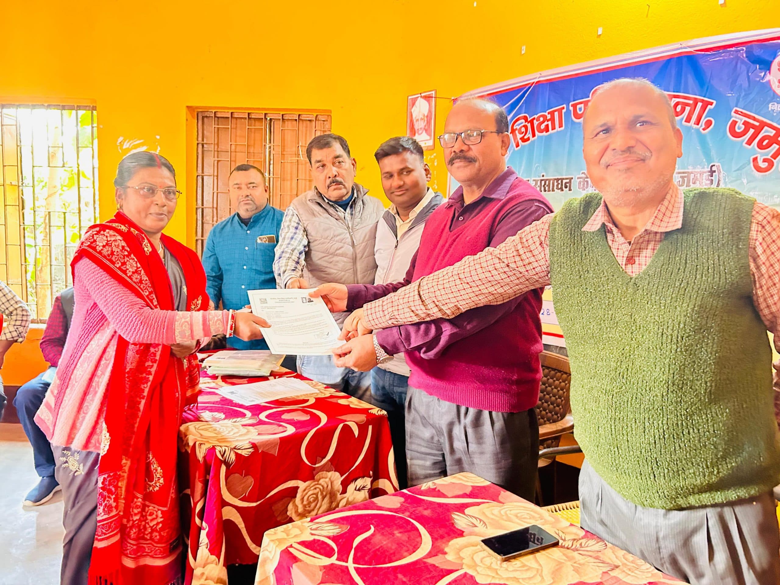 गिद्धौर बीआरसी में सक्षमता उतीर्ण शिक्षकों के बीच नियुक्ति पत्र का वितरण